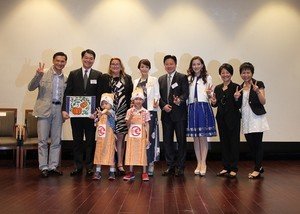 The representatives of Grand Hyatt Hong Kong and Prince Jewellery & Watch Company, Heep Hong Ambassadors Mr Sunny Chan and Mrs Nicola Cheung Young posed for pictures with Heep Hong children.