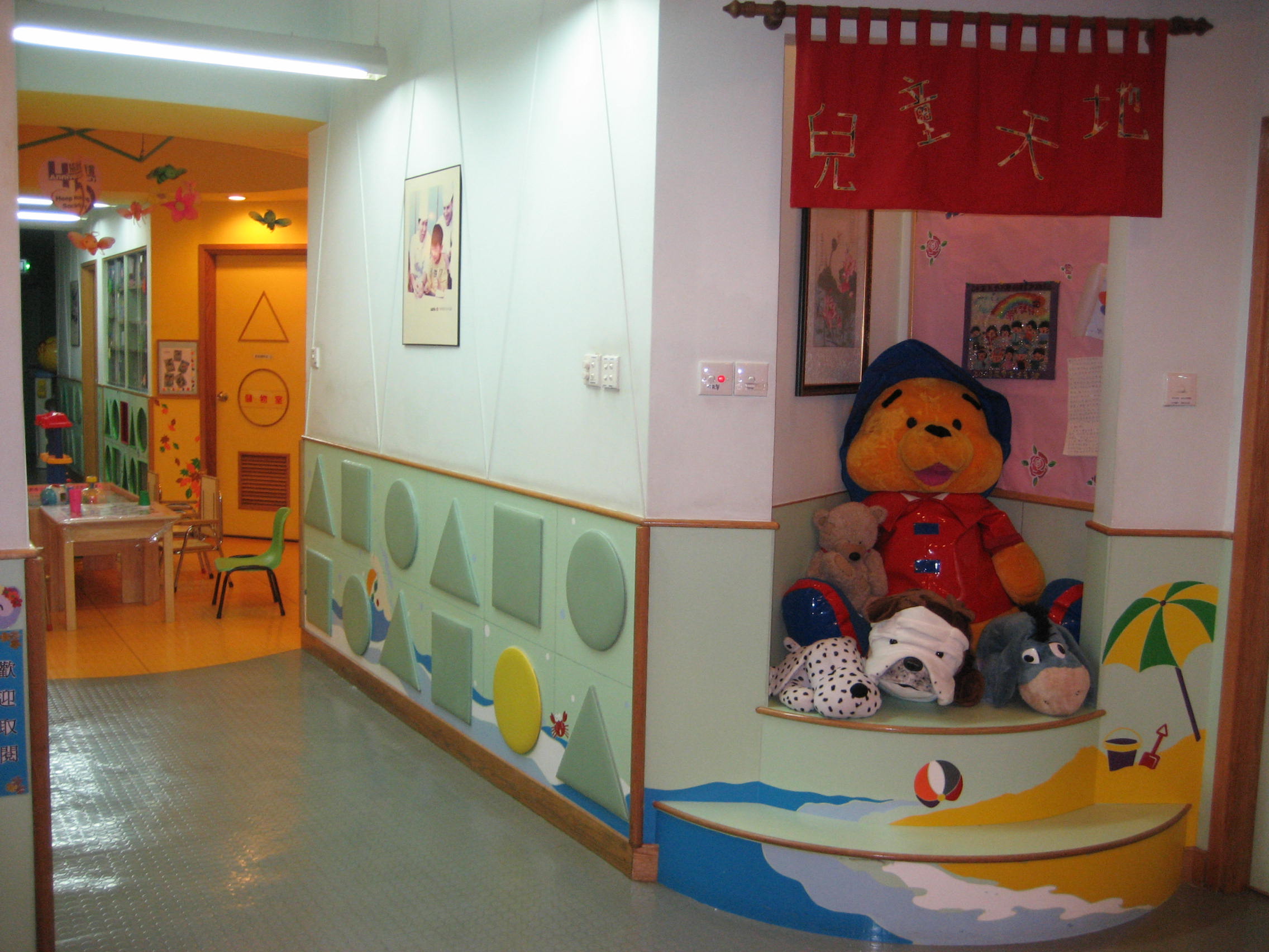 儿童玩具阁：儿童在上课前/下课后，可留在这里玩玩具，既可玩玩具，亦可与其他儿童接触交往，增加社交机会。