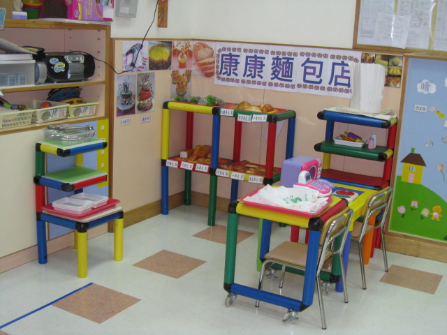 该月的主题为『食物』,老师特别设计了这所『面包店』,并安排学童进行角色扮演,分别扮演面包师傅,收银员及顾客等。