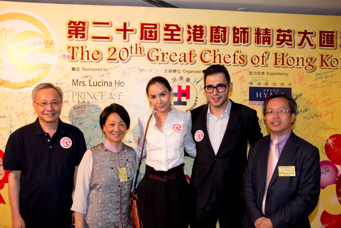 既可一次品尝多国美食，又可帮助有需要儿童，名模Amanda S(中)认为「第20届全港厨师精英大汇演」很有意义
