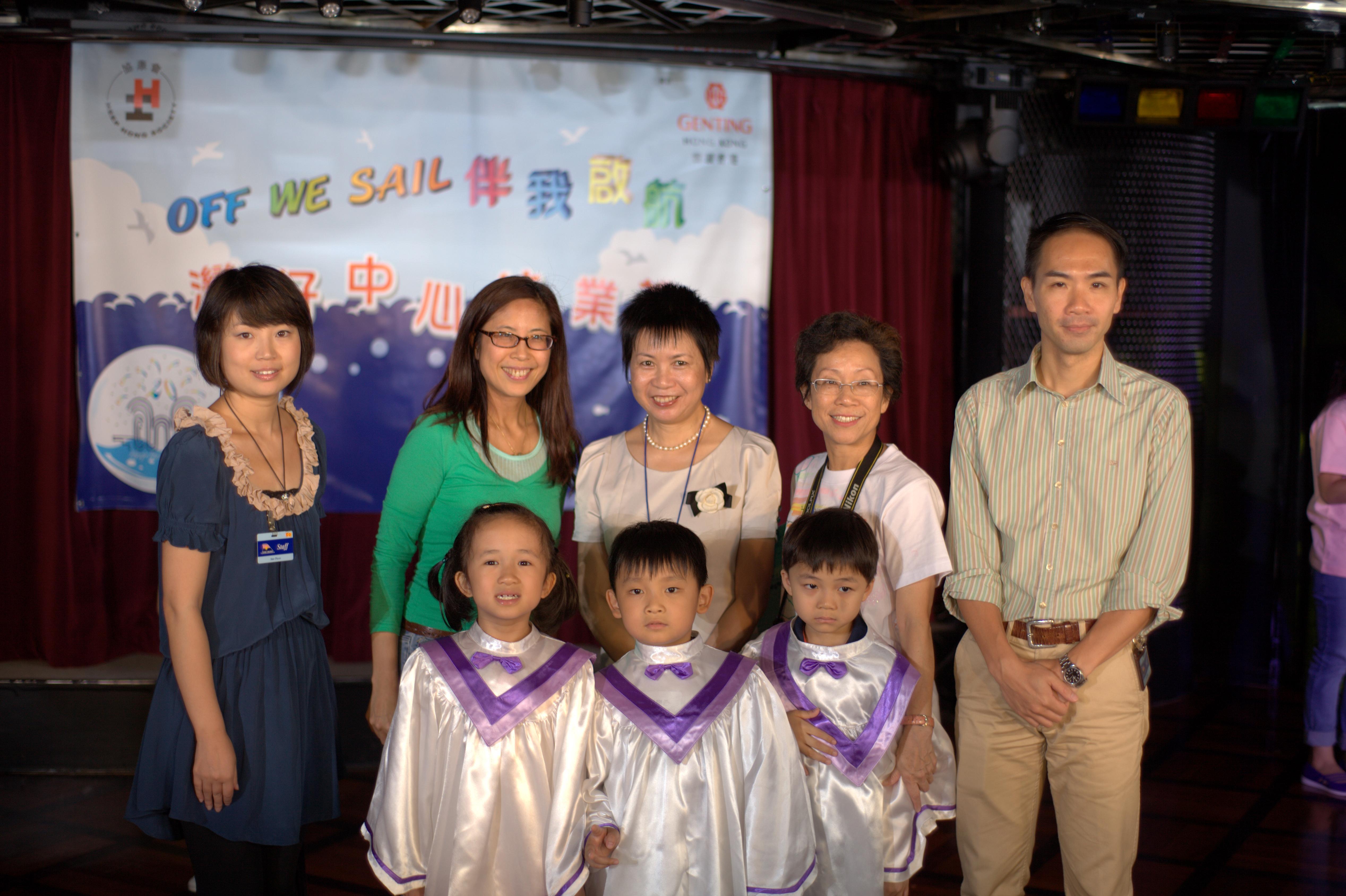 协康会喜获云顶香港有限公司热心支持，让该会湾仔中心得以在丽星邮轮双鱼星号上举行毕业礼，本会总干事曾兰斯（中）联同该公司企业传讯及公关部副总裁沈莉莲（左二）、企业传讯及公关部助理副总裁曹伟强（右一）及李凤霞（左一）与毕业同学和中心主任合照。
