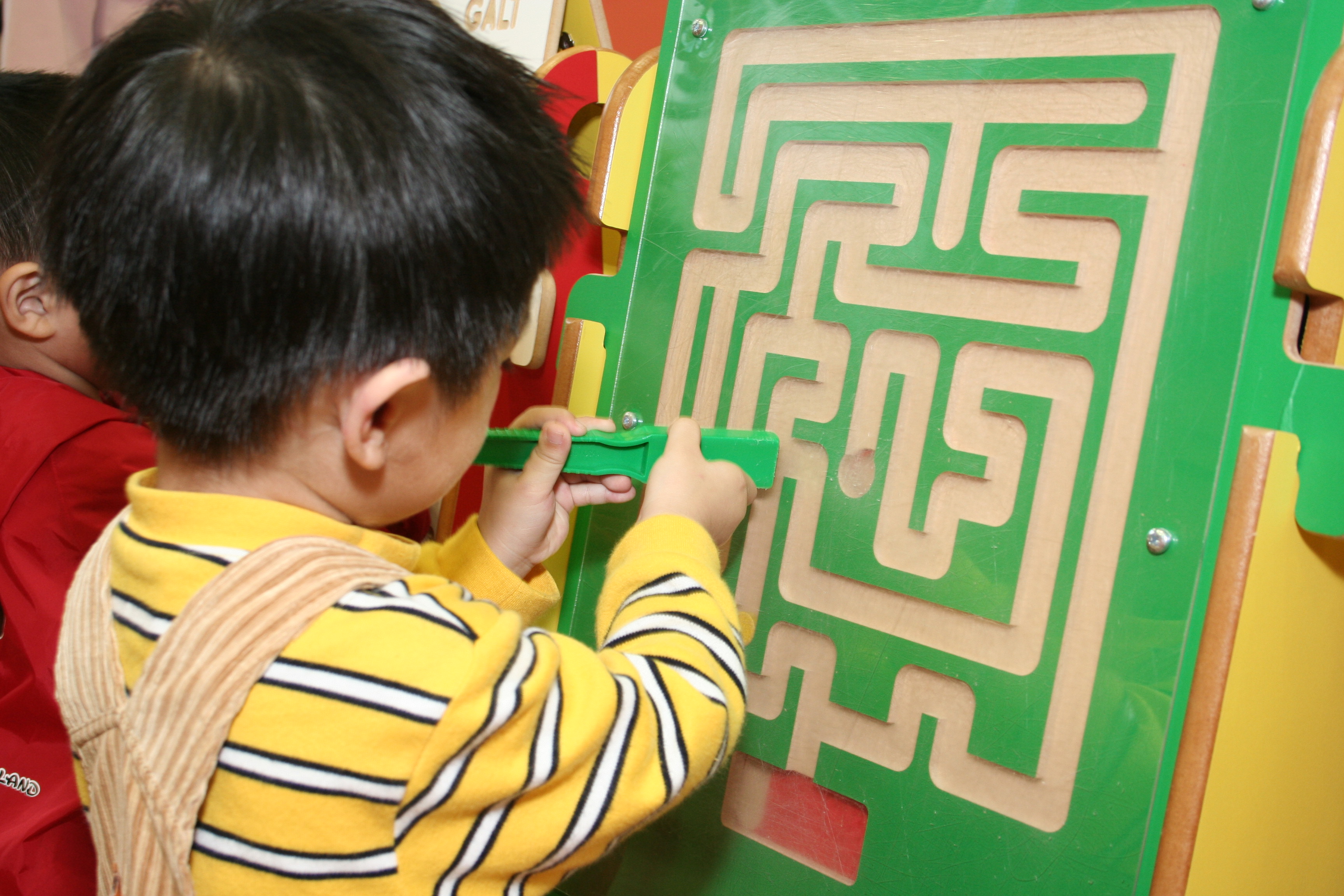 Parent-child Playroom allows children to freely express their thoughts and feelings, while their behaviors could be observed by parents via the closed circuit TV system.