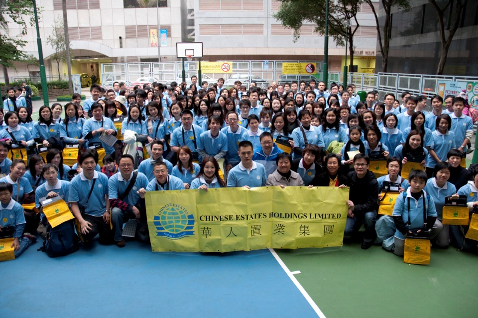 Mr Lau Ming Wai, a non-executive director of the Chinese Estates Holdings Limited, and over 200 volunteers from the Group joined us in selling flags on Heep Hong's Flag Day.