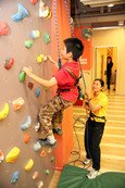 攀石墙适合不同体能程度的儿童使用，藉以培养他们的自信心及锻炼四肢机能。
