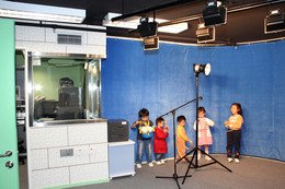 校园电视台配有先进的影像及音响设备，能扩阔儿童的学习领域及提升学习动机。