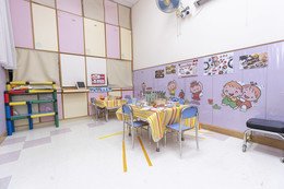 中心使用主題教學法，課室的環境佈置都圍繞所教的主題及字彙，從而加強學童的興趣和認知能力。