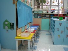 中心使用『結構化教學法』教導自閉症兒童，圖為課室內的個別工作間，學童須按老師為其編訂的學習程序自行完成課業。