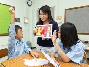 导师定期到学校爲学童进行小组训练及同侪活动。