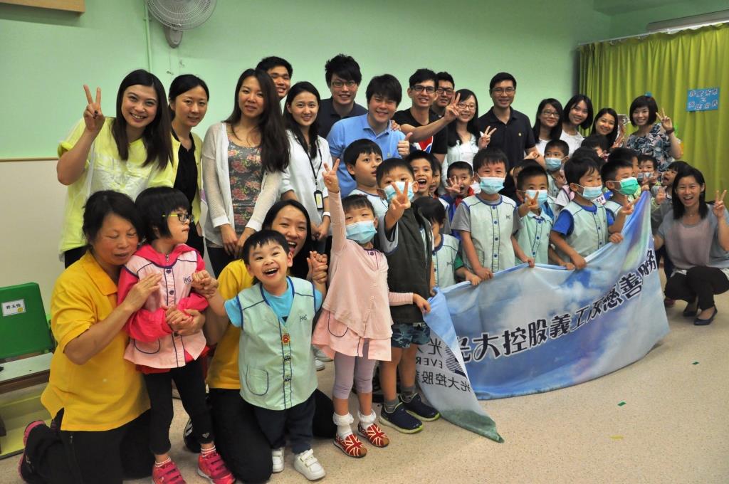 Volunteers of Everbright visited Catherine Lo Centre.