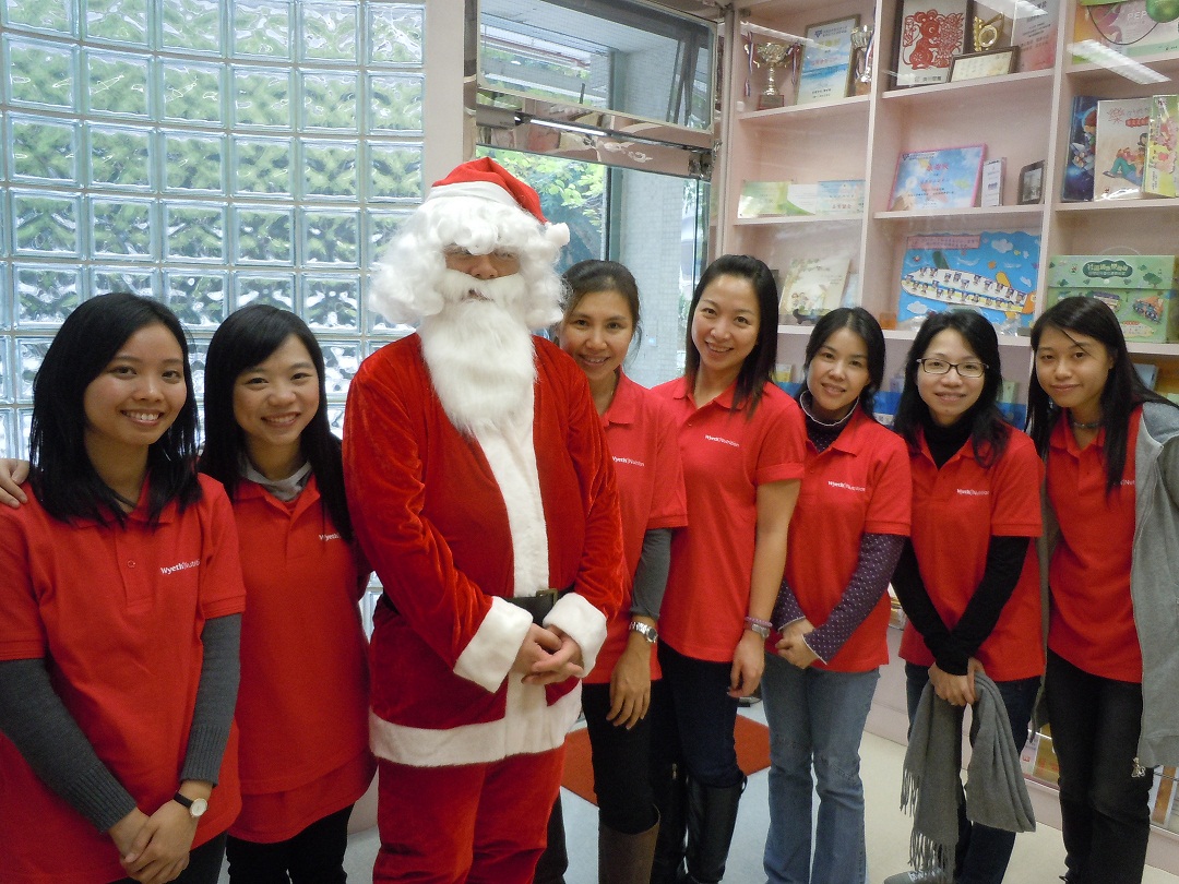 Volunteers from Wyeth (Hong Kong) Holding Company Limited celebrated Christmas with children at Chun Shek Centre