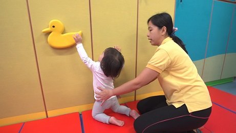 兩歲兒童個案：恩諭正在進行「企鵝橫行」訓練