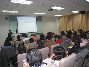 本會於11月下旬在上海舉辦全國性孤獨症兒童師資培訓班，圖為學員上課的情況。