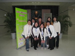 本會總幹事曾蘭斯女士和參與教授工作的專業團隊成員。