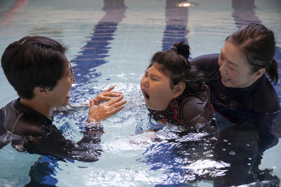 肢體弱能的芊悠,經過水療訓練,在水中能做出各樣拉筋動作,享受運動樂趣。