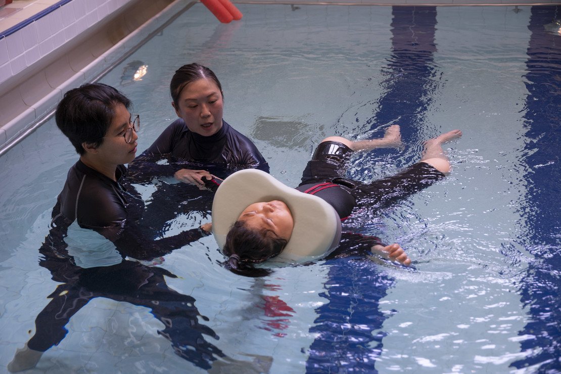 肢體弱能的芊悠,經過水療訓練,在水中能做出各樣拉筋動作,享受運動樂趣。