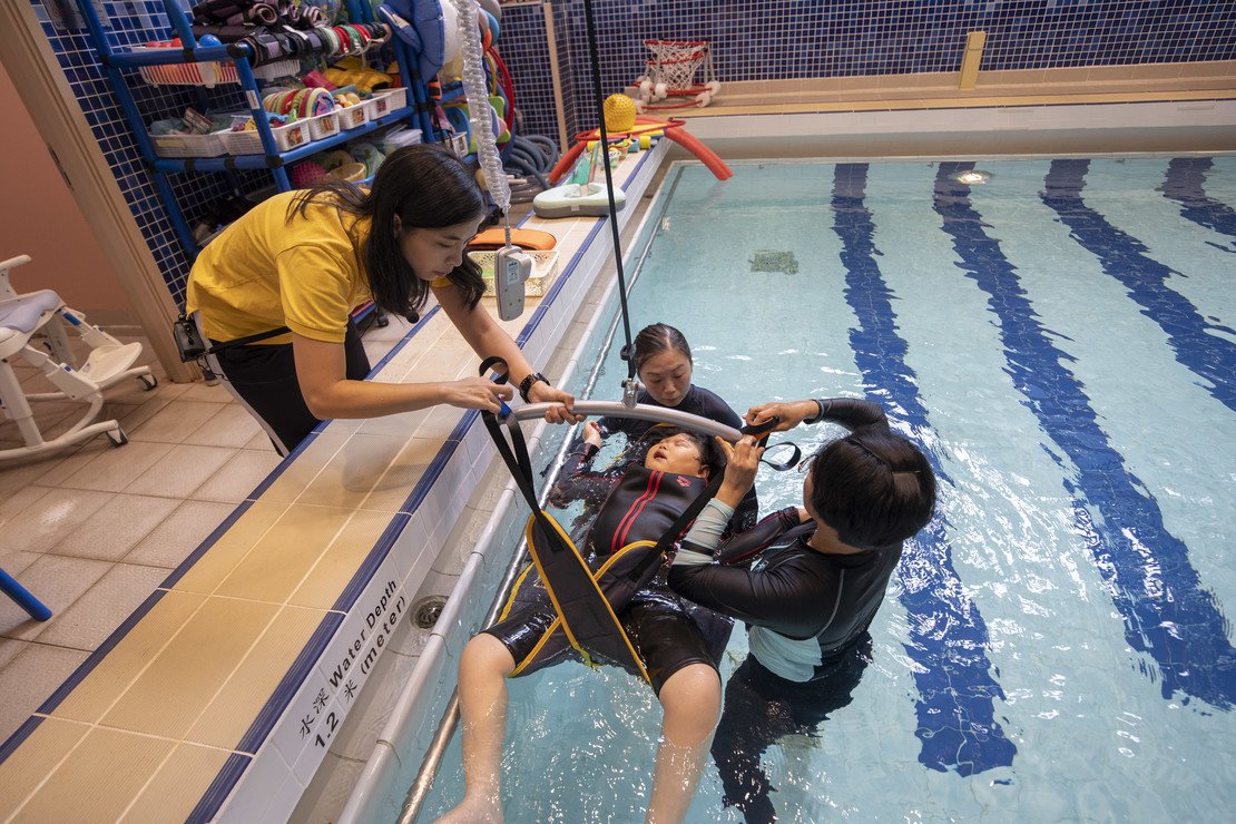 肢體弱能的芊悠,經過水療訓練,在水中能做出各樣拉筋動作,享受運動樂趣。