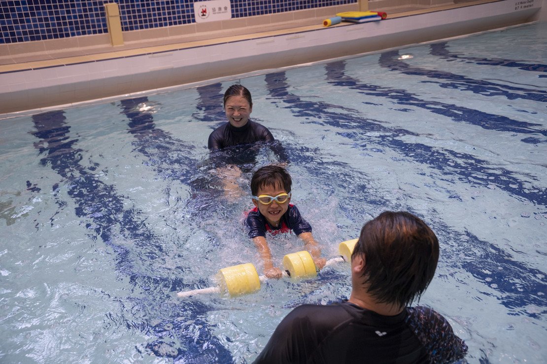 竣穎以前非常害怕頭部接觸水,現已能克服障礙,愛上水中活動。