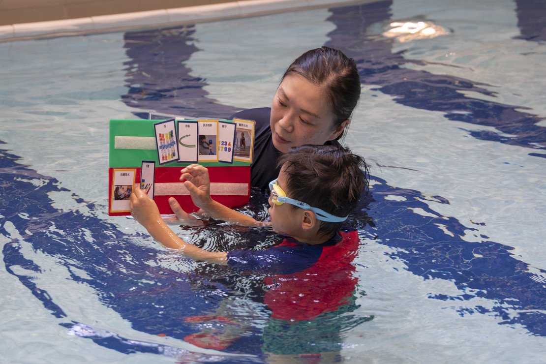 池邊的溝通圖卡,能夠幫助自閉症兒童表達個人想法,有助改善情緒控制。