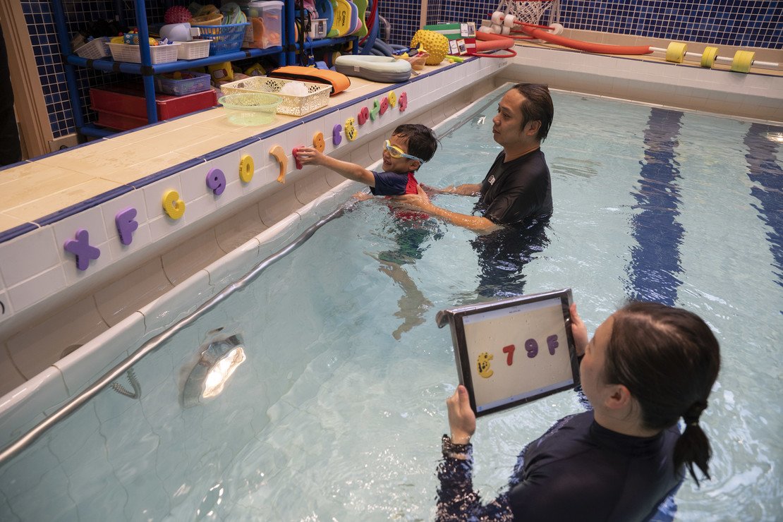 治療師在水療訓練中運用視覺提示,加強小朋友互動及趣味性。