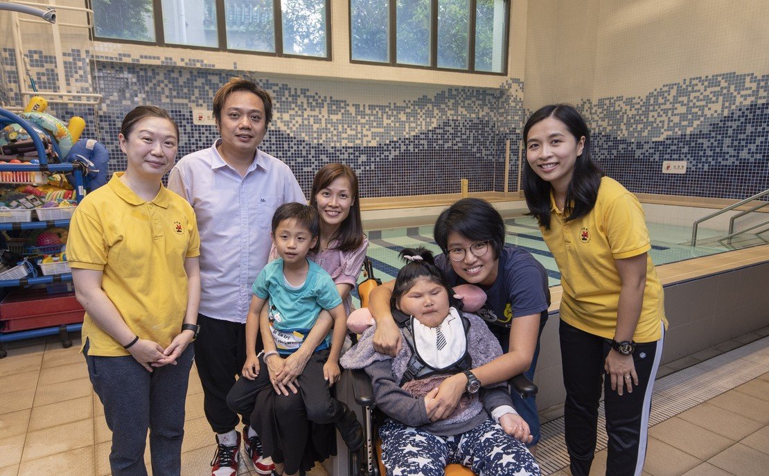 今年六月推出的「樂水·適遊-肢體弱能及自閉症兒童水療支援計劃」,針對自閉症或肢體弱能的兒童,讓他們與家長一同參與水療小組訓練。