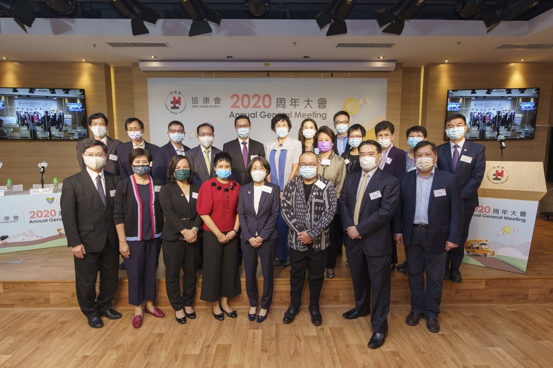 林副署長(上排左五)於2020年底出席本會周年大會時與董事會成員、新舊管理層及一眾嘉賓合照。