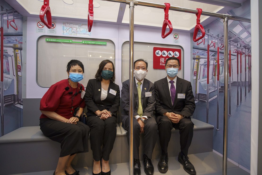 林副署長(右一)到訪協康會綜合服務大樓,並親身試玩「社適樂園」裝置,體驗有特殊需要學童的訓練情況。