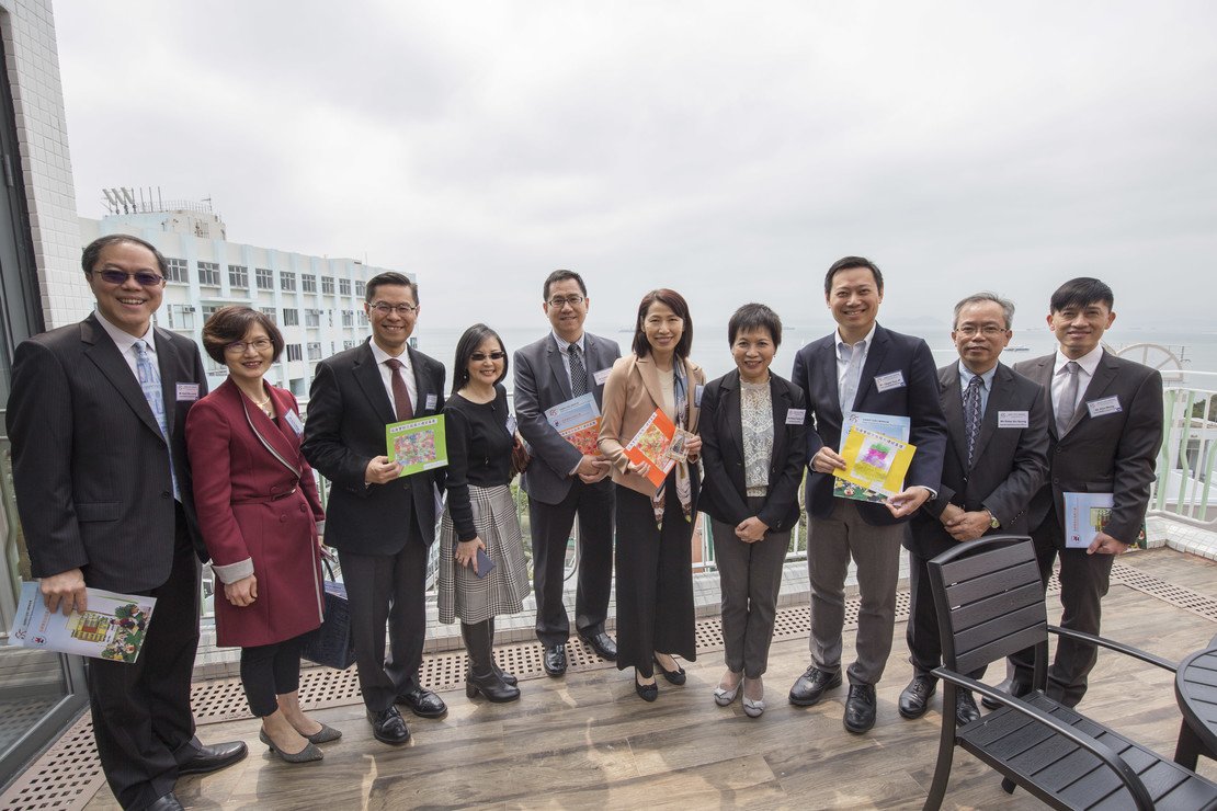 林副署長(左三) 出席協康會綜合服務大樓開幕日,與一眾嘉賓參觀大樓設施。