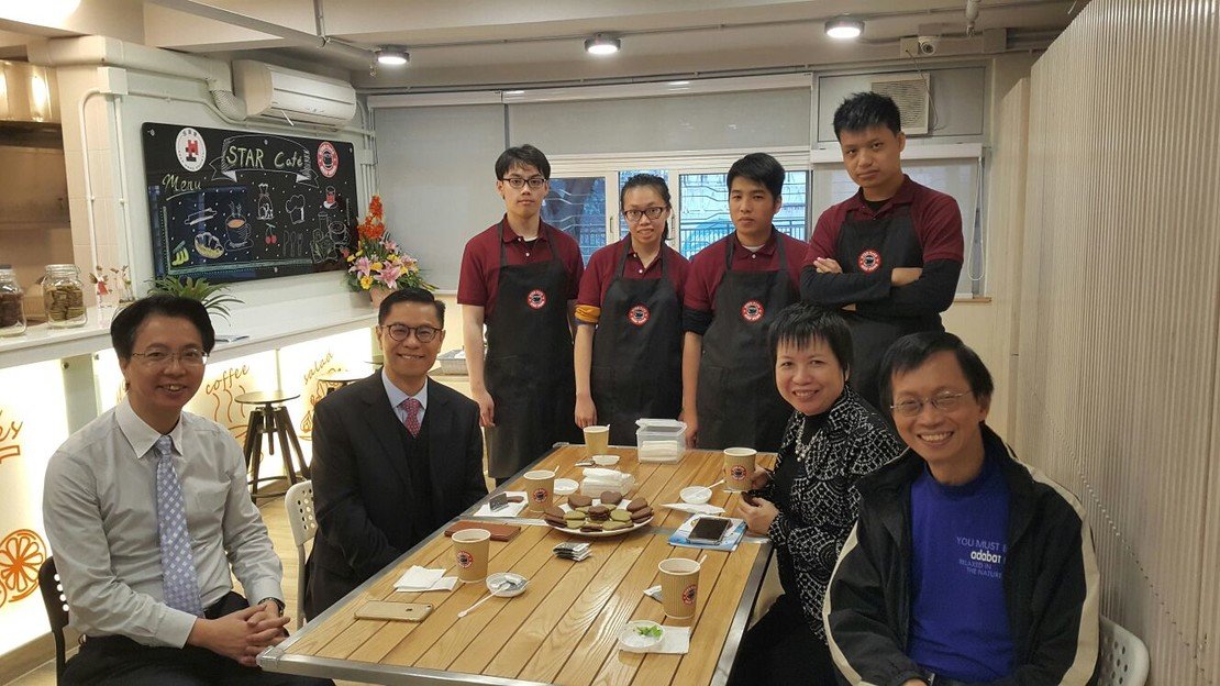 林副署長(左二)曾到訪協康會賽馬會星亮資源中心,了解自閉症青年服務發展。