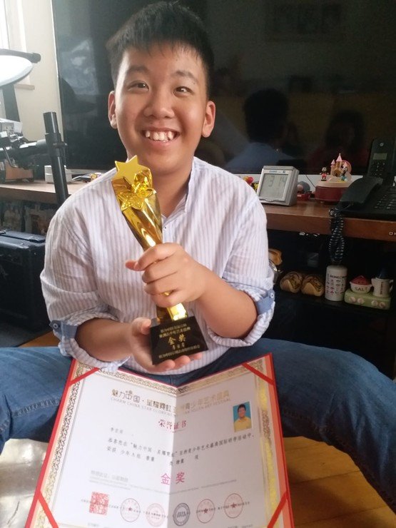 Jack於2018年憑作品《生命的見證》參加少年藝術節(亞洲青少年藝術盛典),奪得繪畫組金獎。