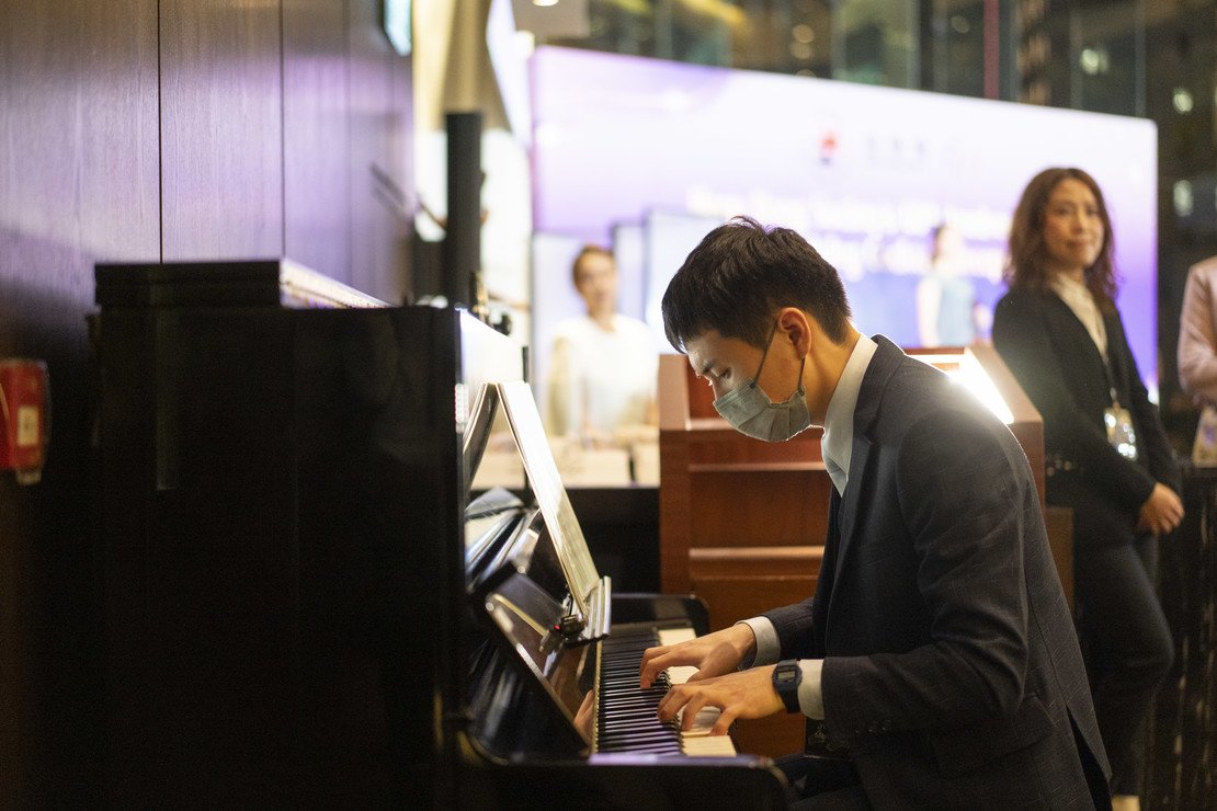 本會「共創可能」計劃青年學員Michael鋼琴獨奏。