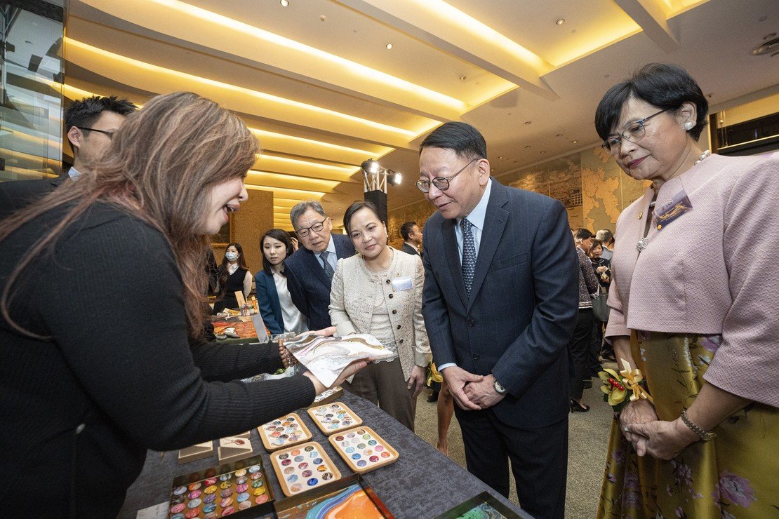 陳國基司長參觀由家長及青年製作的流體畫飾物攤檔。