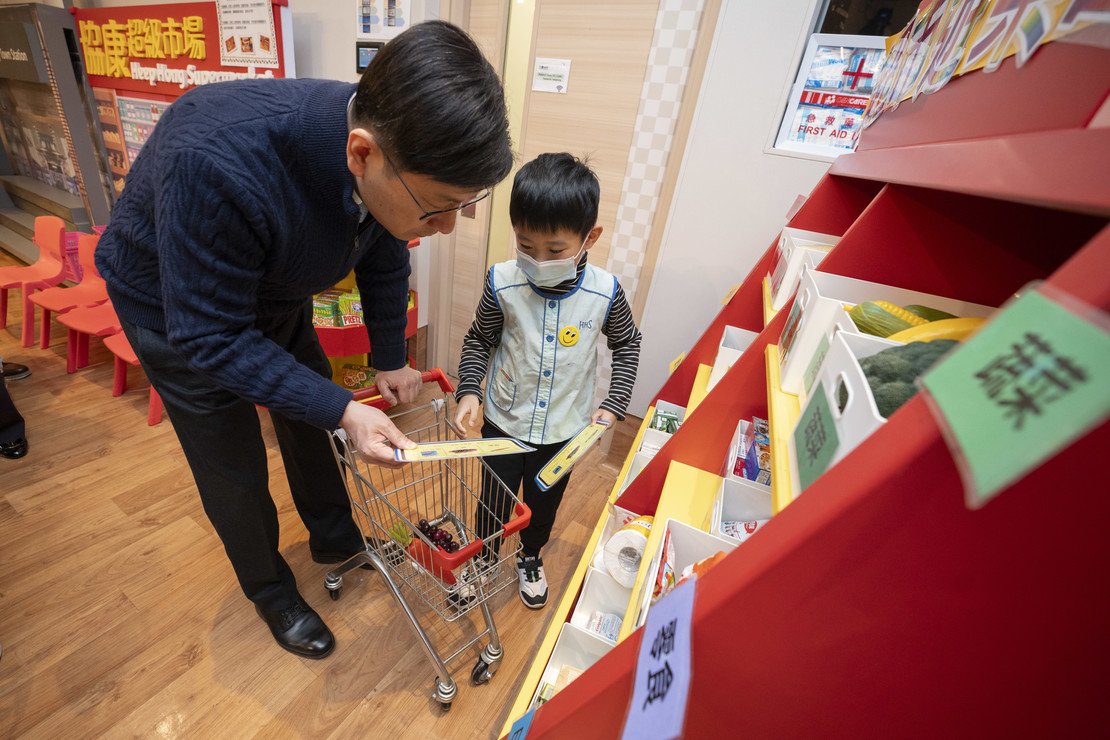 大樓設有社適樂園，讓孩子學習超市購物流程。