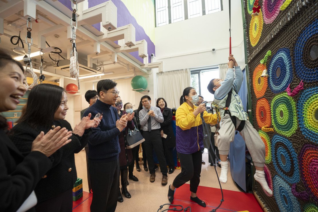 政府一行參觀慶華特殊幼兒中心，了解學童日常訓練