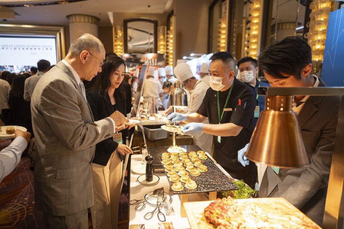 賓客於宴會大禮堂挑選美食