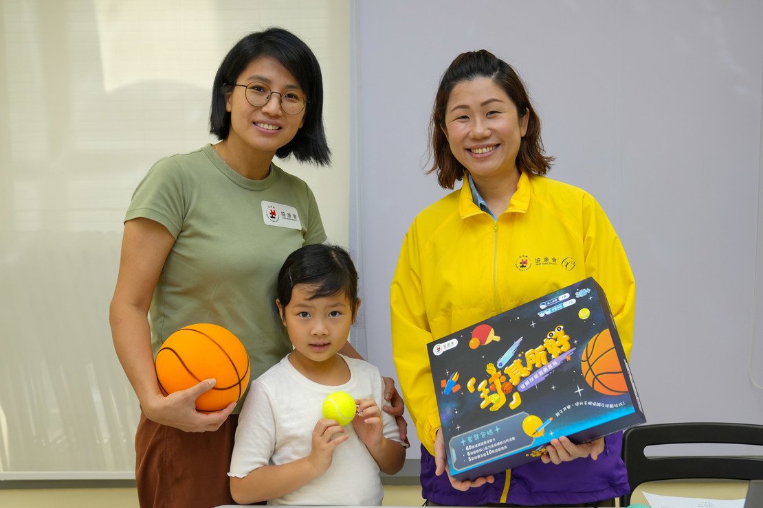 本會物理治療師植雅文(右)與親子玩家出席傳媒分享會